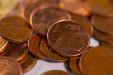 Masada bir yığın bozuk para var. Bir yığın içinde bir sürü euro sikke. Ülkede parasal kriz kavramı. Seçici yumuşak odak