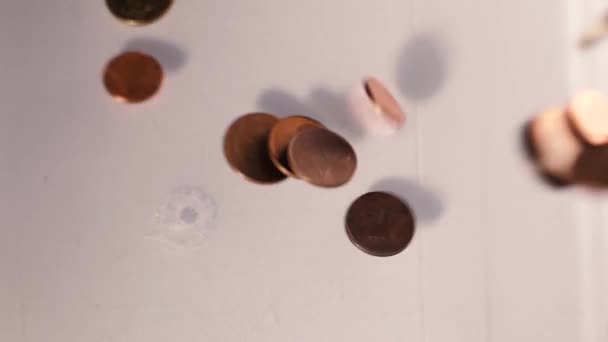 Změna Padá Stůl Malé Drobné Euromince Padající Shora Malé Množství — Stock video