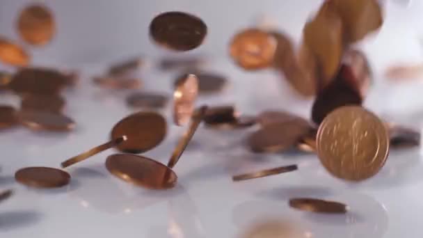 Сдача Падает Стол Маленькие Монеты Евро Падают Сверху Небольшое Количество — стоковое видео