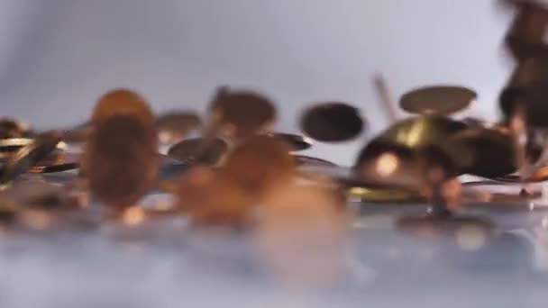 Сдача Падает Стол Маленькие Монеты Евро Падают Сверху Небольшое Количество — стоковое видео
