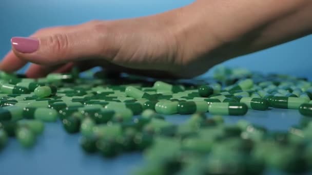 Green Medicinal Capsules Blue Background Medical Concept Overdose Group Antibiotic — Vídeos de Stock