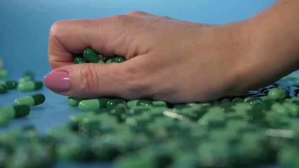 Green Medicinal Capsules Blue Background Medical Concept Overdose Group Antibiotic — Vídeos de Stock
