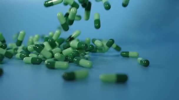 Green Medicine Capsules Fall Blue Background Waterfall Medicinal Capsules Medical — Vídeo de stock