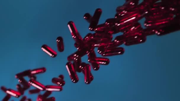 Капсулы Красной Медицины Падают Синий Фон Группа Капсул Антибиотиками Падает — стоковое видео