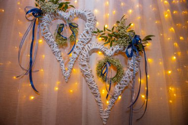 Kalpler perdelere. Dekorasyon olarak hasır kalpler.