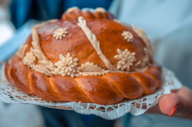 Tatil için ekmek rüşveti. Tuzlu düğün ekmeği. Güzel süslemeli ekmek..