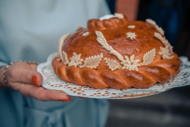 Tatil için ekmek rüşveti. Tuzlu düğün ekmeği. Güzel süslemeli ekmek..