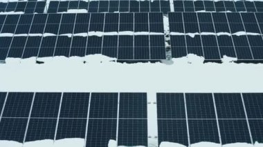 Bir dron güneş panellerinin üzerinden uçuyor. Yenilenebilir yeşil enerji ve elektrik teknolojileri. Güneş paneli kışın elektrik üretim alanlarında hizalanır. Yeşil enerji kavramı.