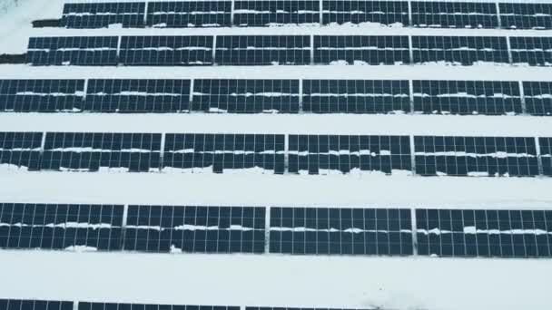 Ένα Τηλεκατευθυνόμενο Πετάει Πάνω Από Τους Ηλιακούς Συλλέκτες Ανανεώσιμες Πράσινες — Αρχείο Βίντεο