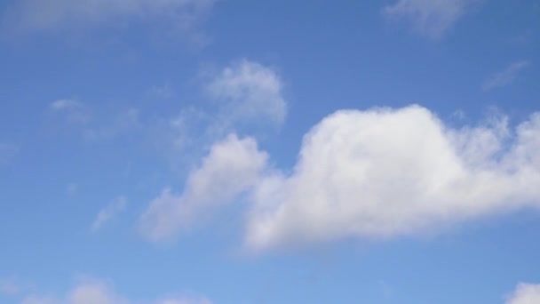 White Fluffy Cumulus Clouds Flying Fast Moving Blue Sky Cloudy — Video Stock
