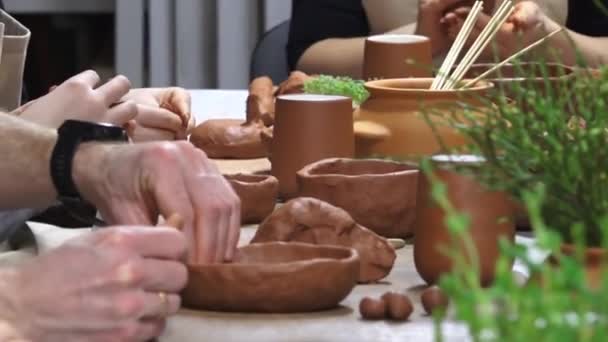 クレイワークショップマスタークラス 子供と大人の手で陶器を作る 柔らかい選択的フォーカス — ストック動画