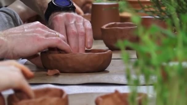 Clay车间硕士班孩子和大人的手做陶器 软性选择性重点 — 图库视频影像