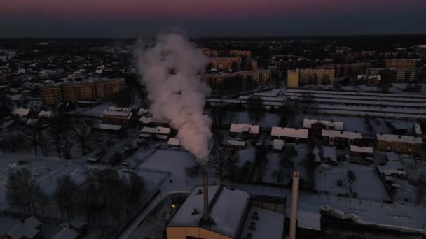 烟从锅炉房的烟囱中升起 日落时烟从烟囱冒出来 经济危机 昂贵的暖气 木片加热城市 — 图库视频影像