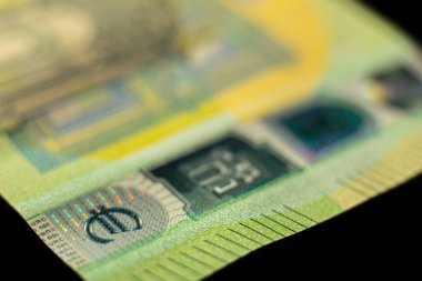 100 Euro 'luk banknot. Avro parası makro yakın plan. Avrupa Birliği 'nin Avro nakitinin yüz avro değerinde bireysel ayrıntıları. Finansal özgürlük kavramı için tasarruf.