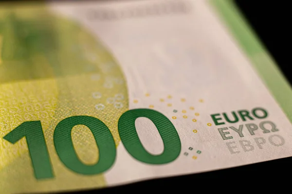 100ユーロ紙幣 ユーロマネーマクロのクローズアップ 欧州連合 のユーロ現金の個々の詳細は 100ユーロの額面で 金融自由の概念のための貯蓄 — ストック写真