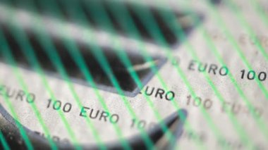 Yüz Euro 'luk banknot ve görsel animasyon. Ana para biriminin animasyonu stop motion. Dünyanın en iyi makro parası, yakın çekim. Kağıt para, nakit para. Resimlerden döngü videosu.