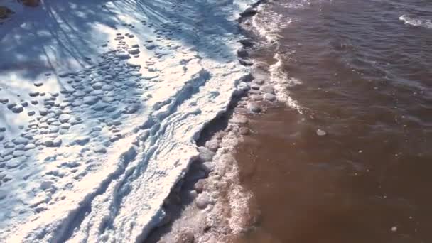 Vuelo Con Drones Sobre Mar Invierno Rocas Congeladas Costa Mar — Vídeos de Stock