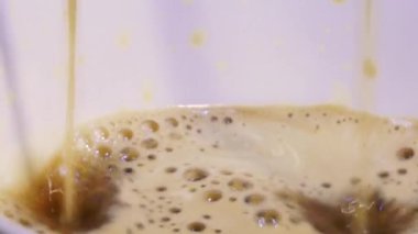 Bir fincanı dolduran bir kahve makinesi. Kahve makinesiyle kahve yapmak..