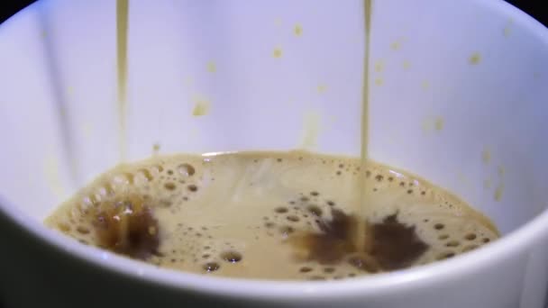 Een Koffiezetapparaat Dat Een Kopje Vult Koffie Zetten Met Een — Stockvideo