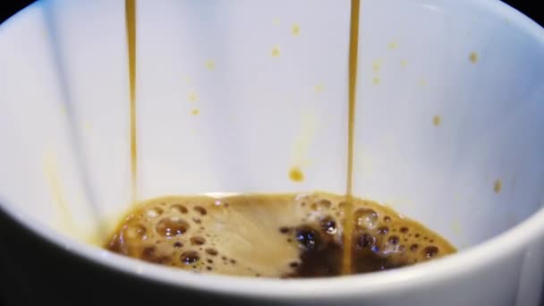 Bir Fincanı Dolduran Bir Kahve Makinesi Kahve Makinesiyle Kahve Yapmak — Stok video