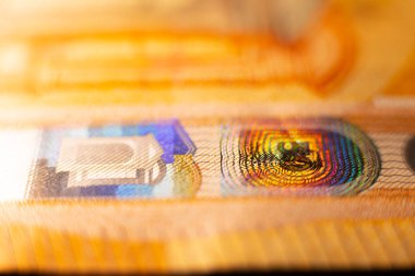 50 Euro 'luk banknot. Avro parası makro yakın plan. Avrupa Birliği 'nin 50 avro değerindeki nakit parasıyla ilgili ayrı haberler. Finansal özgürlük kavramı için tasarruf.