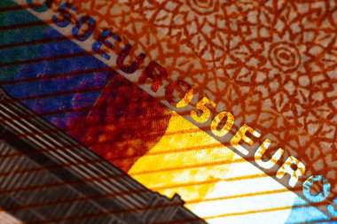 50 Euro 'luk banknot. Avro parası makro yakın plan. Avrupa Birliği 'nin 50 avro değerindeki nakit parasıyla ilgili ayrı haberler. Finansal özgürlük kavramı için tasarruf.