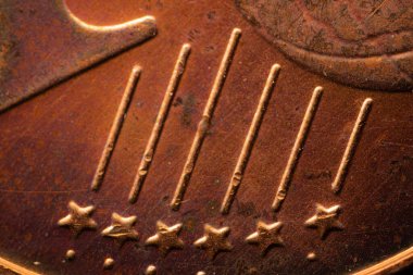 Bir avro sentlik madeni paraya yakın çekim. Masadaki bozuk para paralarının yakın plan çekimi. Seçici odaklı Euro parası