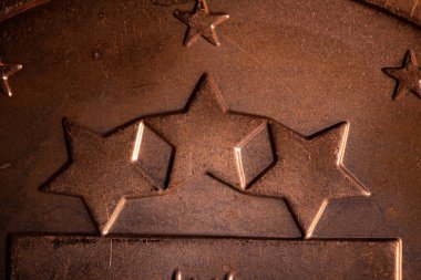 Bir avro sentlik madeni paraya yakın çekim. Masadaki bozuk para paralarının yakın plan çekimi. Seçici odaklı Euro parası