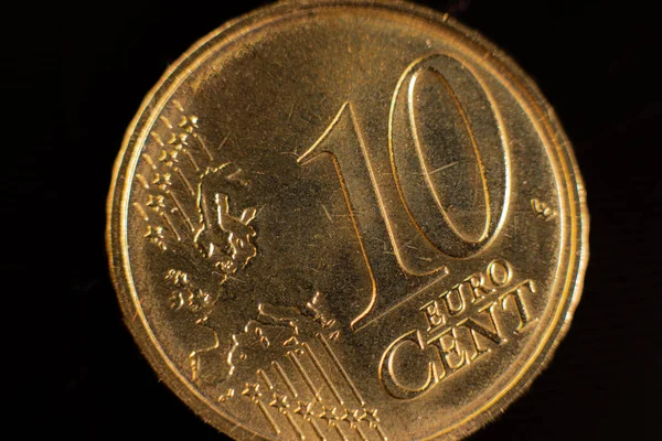 10美分欧元硬币的特写 桌上有十枚欧元硬币的特写 具有选择性焦点的欧元硬币 — 图库照片