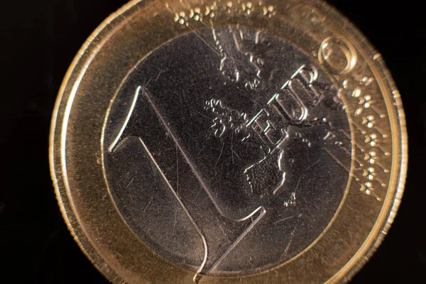 1ユーロ硬貨の閉鎖 テーブルの上の1ユーロ硬貨の閉鎖 選択的フォーカスを持つユーロコイン — ストック写真