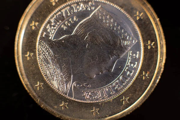 Egy Kéteurós Érme Közelsége Két Euroérme Közelsége Asztalon Euro Érme — Stock Fotó