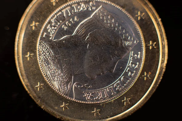Närbild Ett Tvåeuromynt Närbild Två Euromynt Bordet Euromynt Med Selektiv — Stockfoto