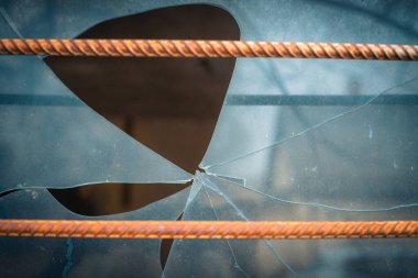 Cam pencere vurulmuştu. Bardaktaki bir delik, ateşli bir silahtan ateşlenmiş. Camda kurşun delikleri var. Dükkanın camında kurşun delikleri var. Hapishanenin cam penceresi vurulmuş.