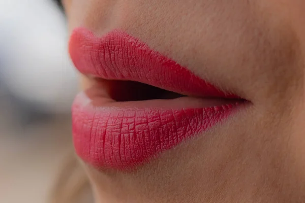 Vrouw Met Mooie Rode Lippen Mooie Jonge Vrouw Onder Motorkap — Stockfoto