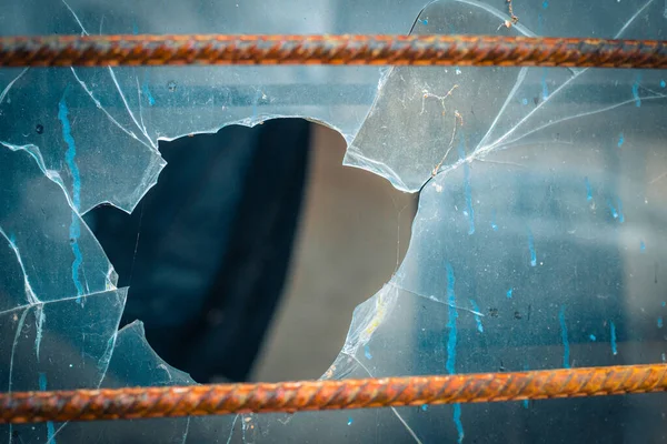 ガラス窓が撃たれた ガラスの穴 それは銃器から撮影されました ガラス窓の弾丸穴 ショップの窓に弾丸の穴 刑務所のガラス窓が撃たれた — ストック写真