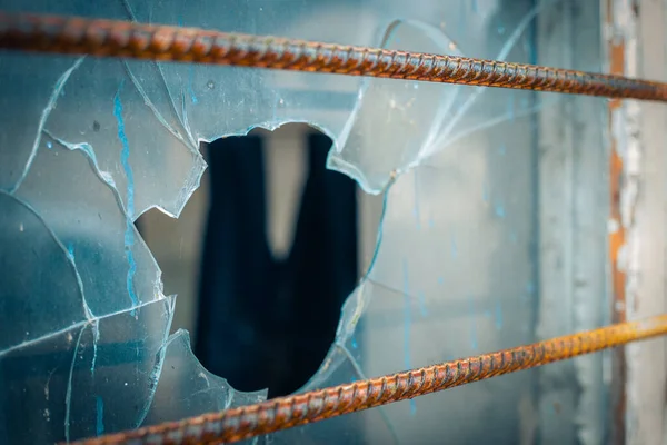 ガラス窓が撃たれた ガラスの穴 それは銃器から撮影されました ガラス窓の弾丸穴 ショップの窓に弾丸の穴 刑務所のガラス窓が撃たれた — ストック写真