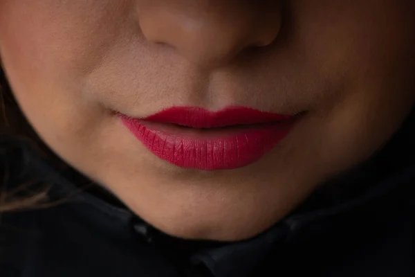 Mulher Com Belos Lábios Vermelhos Uma Jovem Linda Debaixo Capô — Fotografia de Stock