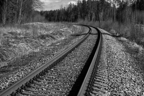 電車のための鉄道線路 田園風景の中に鉄道線路 鉄道と産業風景 春のヴィンテージ鉄道 村内に鉄道のある古い鉄道 — ストック写真