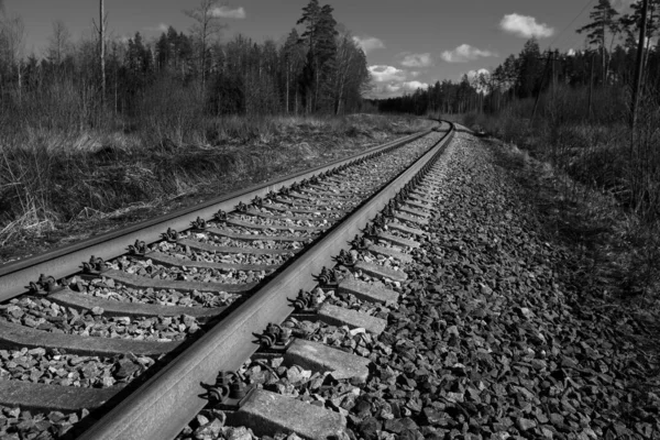 철로는 열차가 나간다 지역에 빈티지 마을에 — 스톡 사진