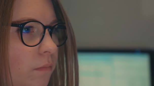 Studentka Dívčí Univerzity Používá Počítač Dálkové Studium Online Semináře Znepokojená — Stock video
