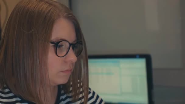 一个女大学生在用电脑 远程学习在线研讨会课程 负责解决计算机思考问题的女性 在计算机上工作的年轻女商人的侧视图 — 图库视频影像