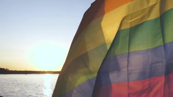 Bandeira Lgbt Pôr Sol Junto Lago Bandeira Orgulho Gay Lgbt — Vídeo de Stock