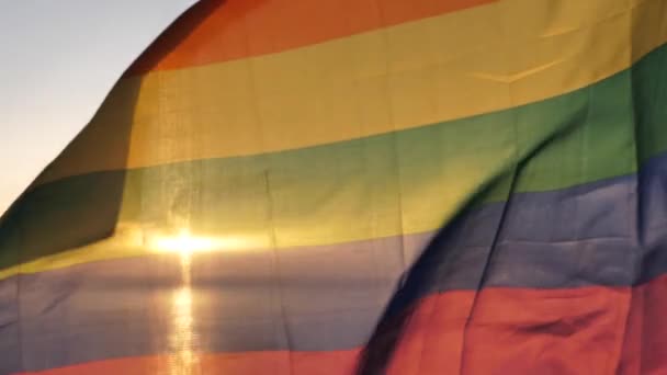 Hbtq Flagga Solnedgången Bakgrund Vid Sjön Hbtq Gay Stolthet Flagga — Stockvideo