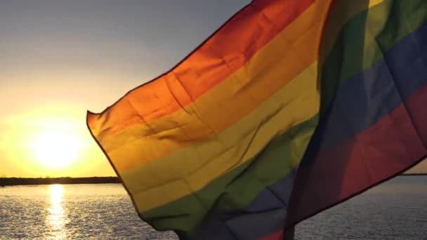 Lgbt Σημαία Στο Φόντο Ηλιοβασίλεμα Από Λίμνη Σημαία Ομοφυλοφίλων Λοατ — Αρχείο Βίντεο