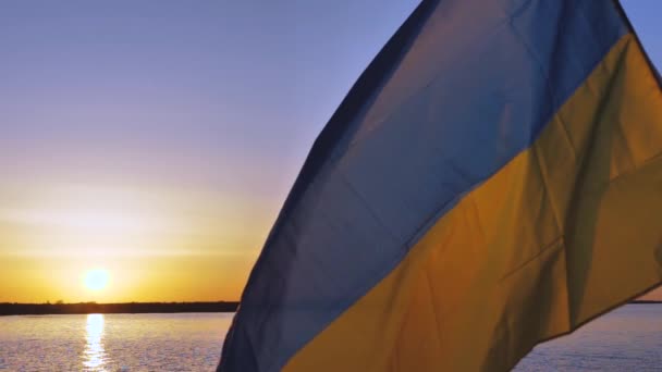 Günbatımının Arka Planında Ukrayna Ukrayna Bayrağı Gün Batımında Göl Kenarında — Stok video