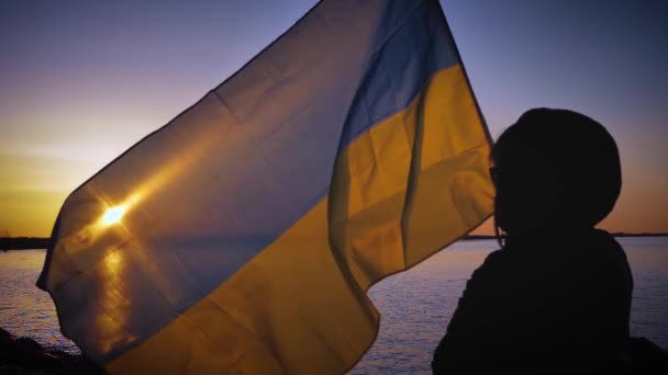 Ukraina Tle Zachodu Słońca Ukraińska Flaga Trzepocze Dramatycznie Nad Jeziorem — Wideo stockowe