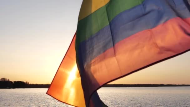 Bandera Lgbt Fondo Del Atardecer Junto Lago Bandera Orgullo Gay — Vídeo de stock