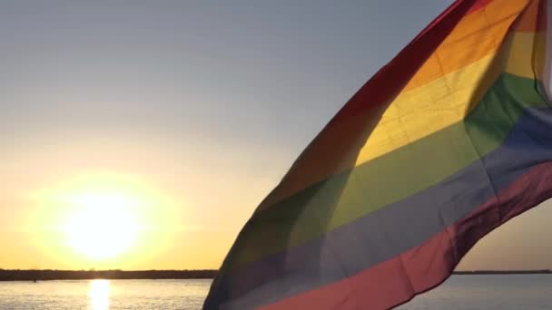 Lgbt Vlag Zonsondergang Achtergrond Bij Het Meer Lgbt Homo Trots — Stockvideo