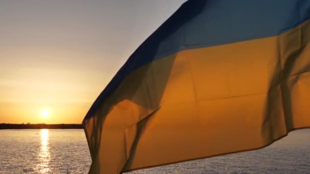 Günbatımının Arka Planında Ukrayna Ukrayna Bayrağı Gün Batımında Göl Kenarında — Stok video