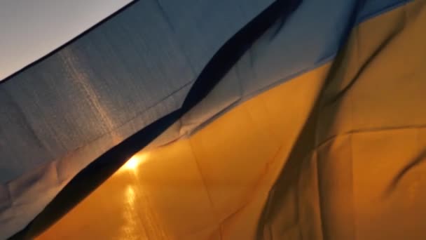 Ukraina Tle Zachodu Słońca Ukraińska Flaga Trzepocze Dramatycznie Nad Jeziorem — Wideo stockowe